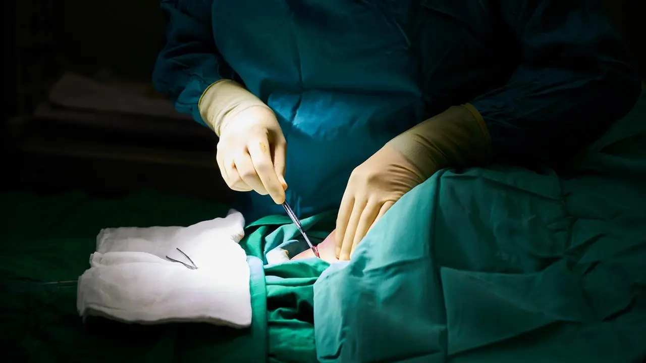 Imagem da notícia: CE cancela todas as cirurgias eletivas em hospitais estaduais devido a demandas de síndromes gripais