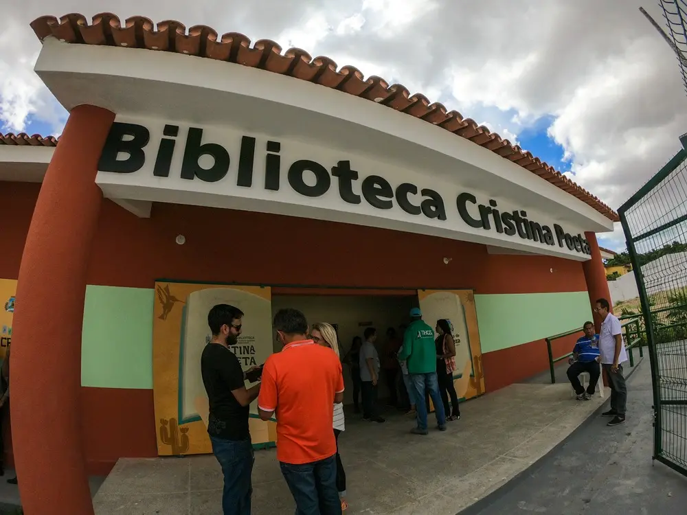 Pertencente à Prefeitura de Fortaleza, o equipamento tem acervo de aproximadamente 7.500 livros