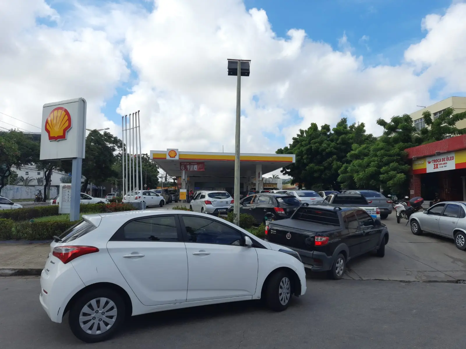 Imagem da notícia: Gasolina cai para R$ 6,17 em Fortaleza, e motoristas fazem fila para abastecer