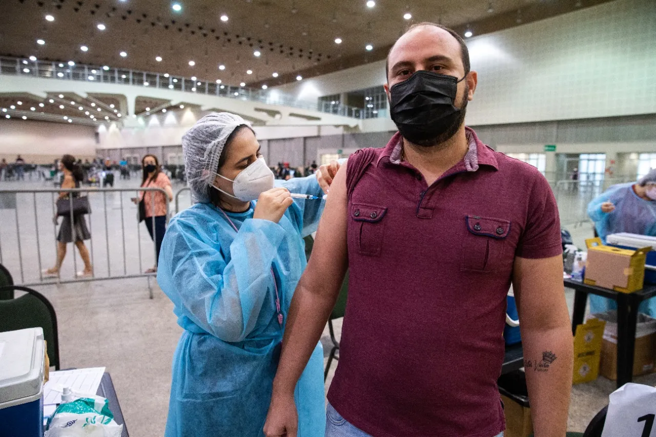 Público deve comparecer a imunização mesmo caso tenha infecção entre as doses. O recomendado é esperar 30 dias depois da doença.