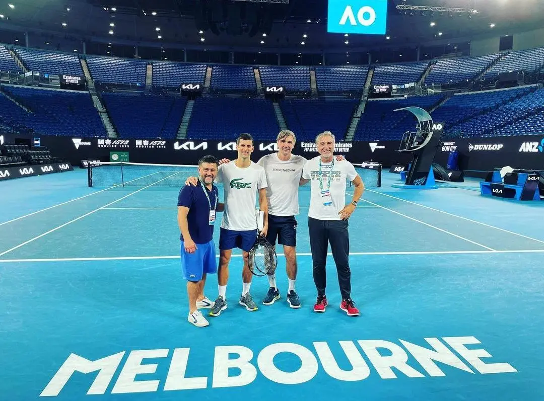 Imagem da notícia: Novak Djokovic surge em quadra horas após ser liberado de detenção na Austrália