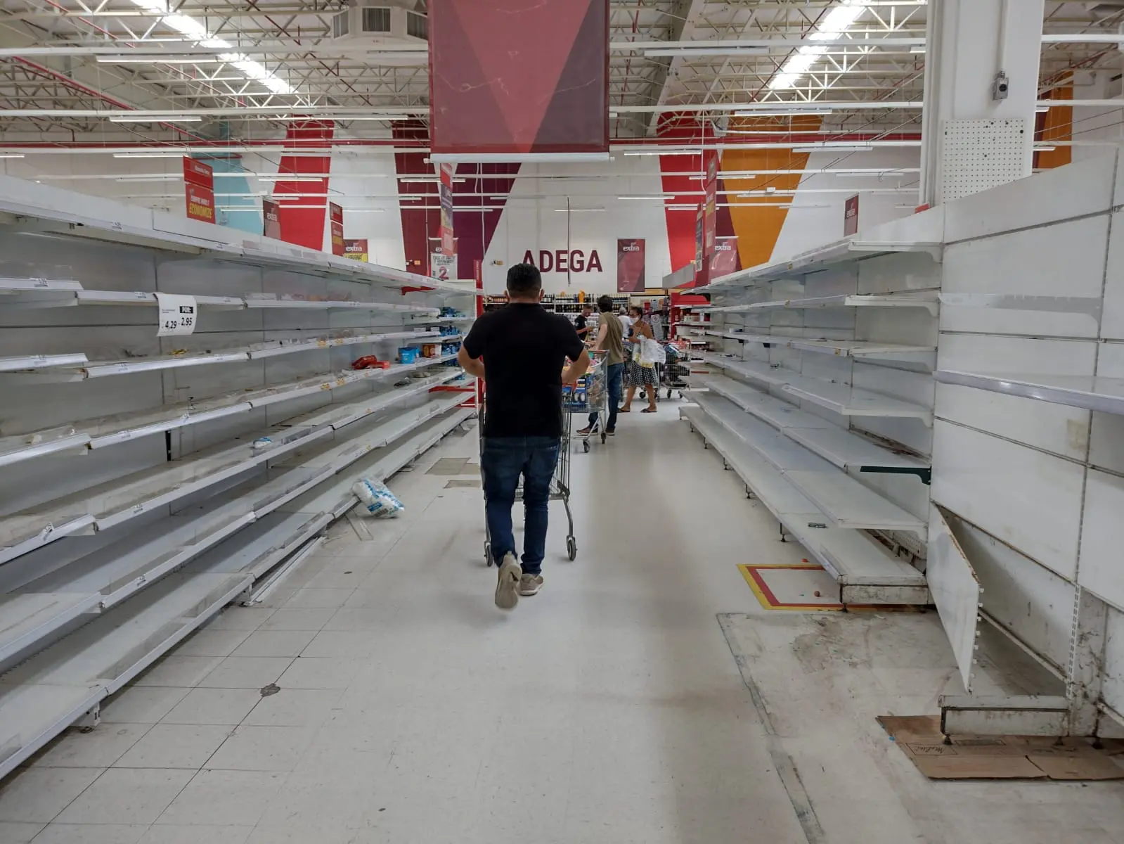 Imagem da notícia: Liquidação do Extra em Fortaleza tem alvoroço, disputa por carne e até furto de carrinhos