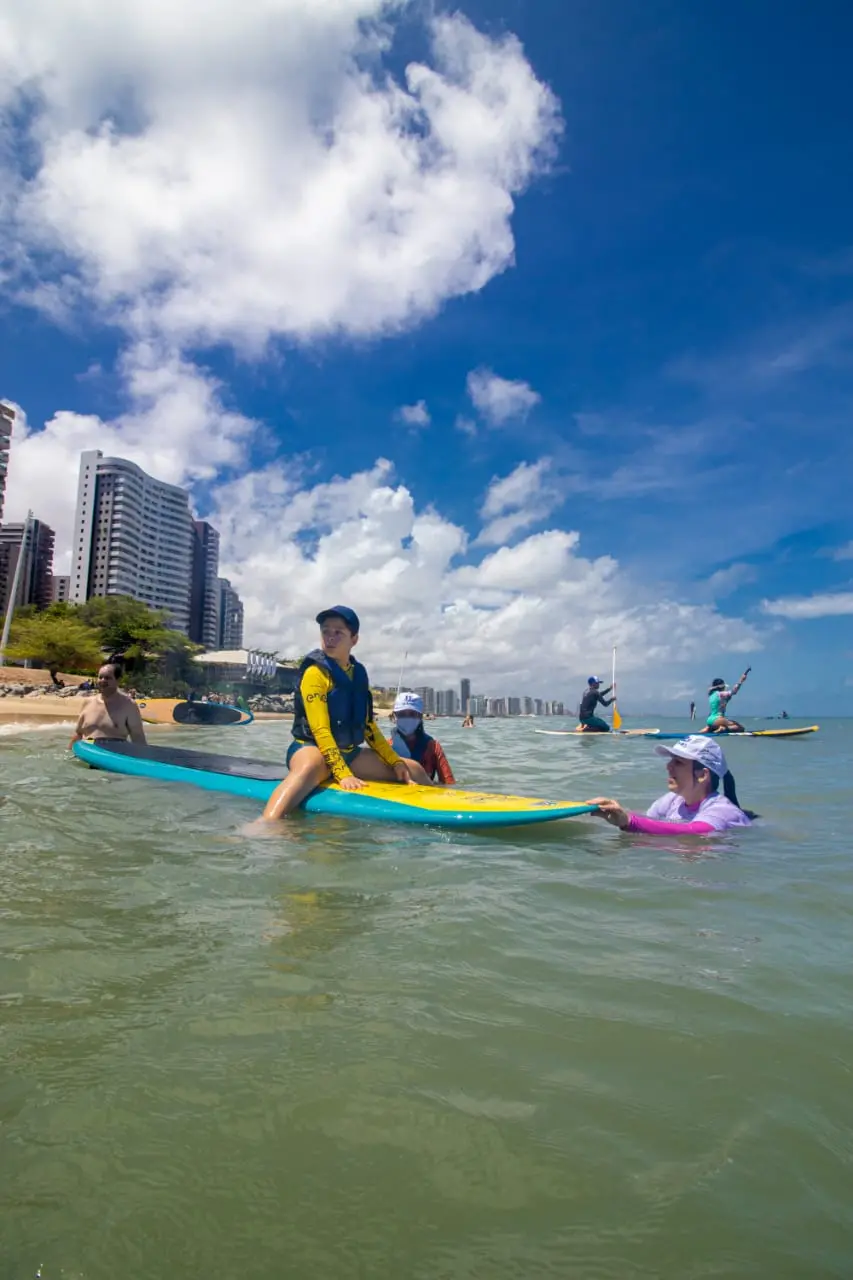 Imagem da notícia: Projeto oferece aulas gratuitas de stand-up paddle para autistas