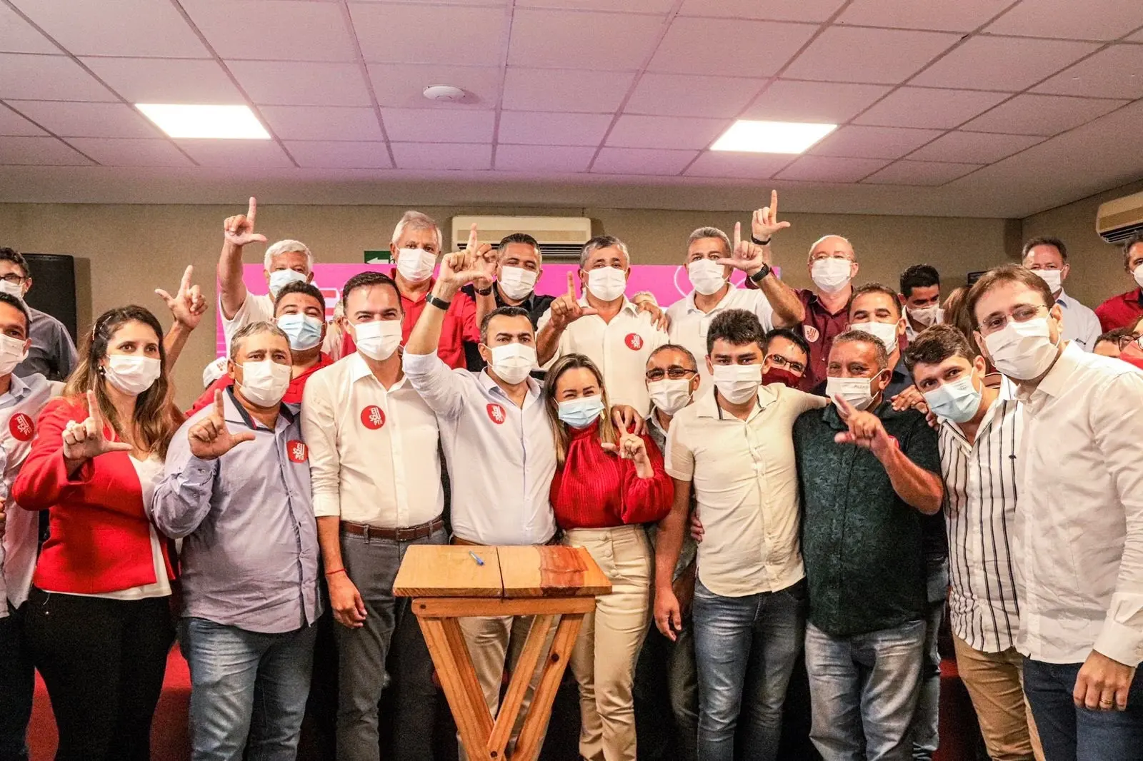 Imagem da notícia: Por que atrair prefeitos para um partido traz vantagens numa disputa eleitoral
