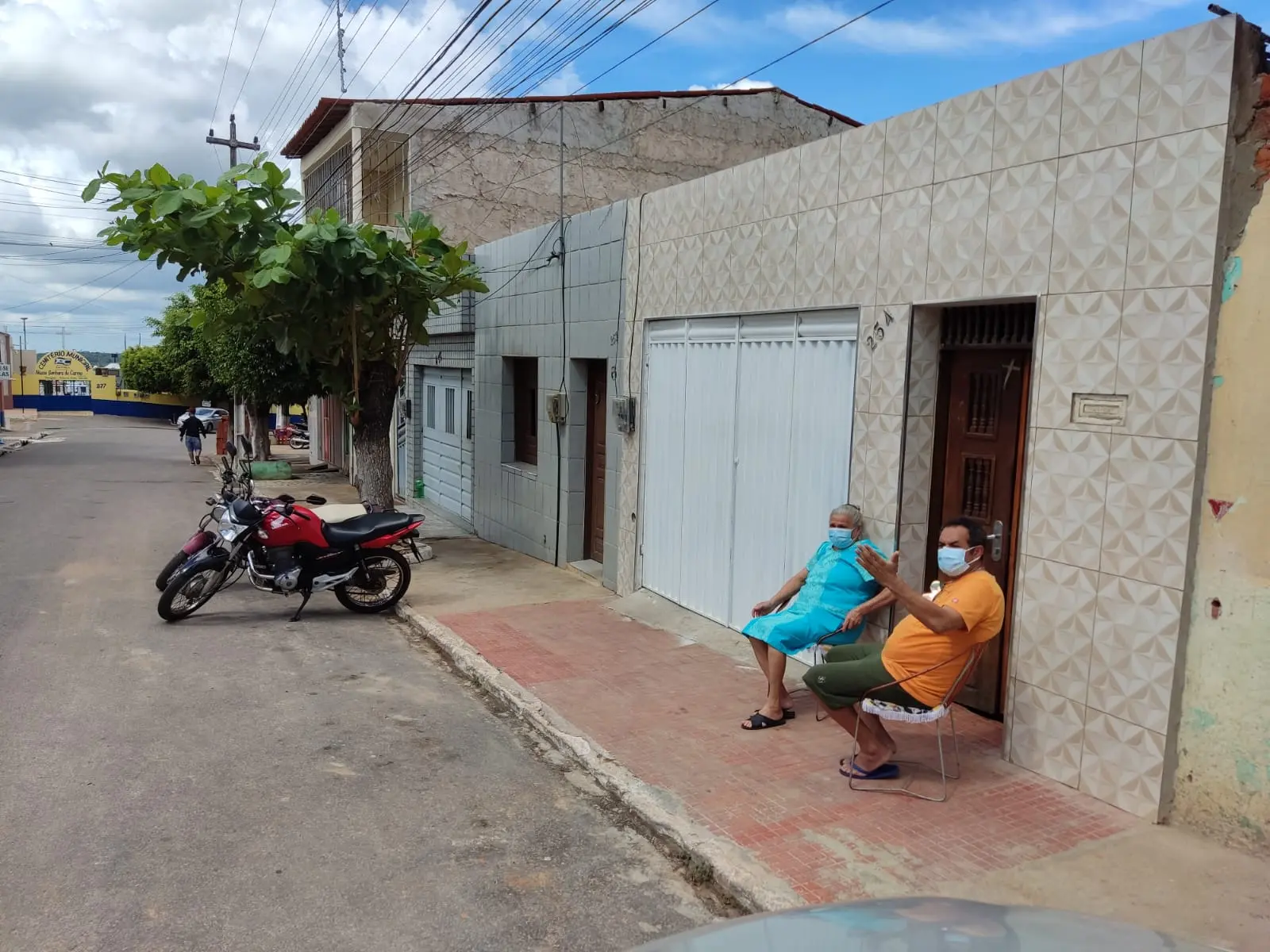 Imagem da notícia: Os sertanejos preservam o saudável hábito de sentar à calçada para ver a vida passar