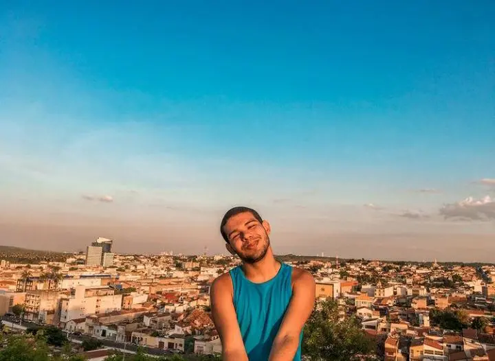 Imagem da notícia: Da Vicente Leite para o BBB 22: Vinicius, o neto de Seu Branco, leva o Cariri para o horário nobre 