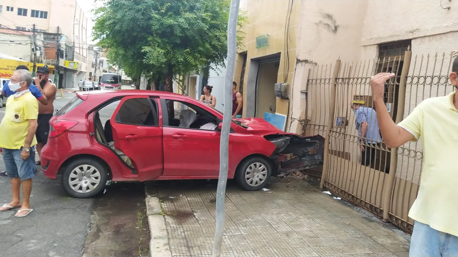 Imagem da notícia: Motorista de aplicativo é assaltada, persegue suspeito e bate carro em casa no Centro de Fortaleza