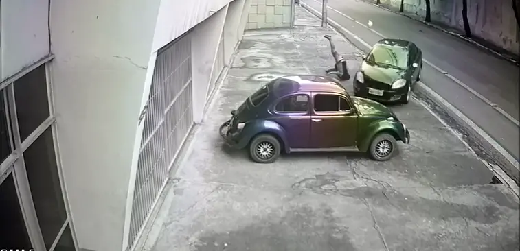 Imagem da notícia: Motorista atropela suspeito de roubo e colide com veículo estacionado em Fortaleza