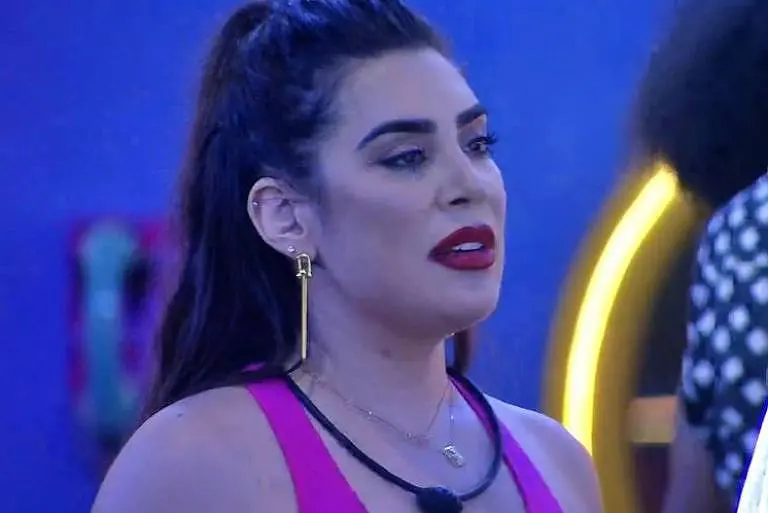 Imagem da notícia: Naiara Azevedo canta trecho de feat com Marília Mendonça no BBB 22 e revolta internautas
