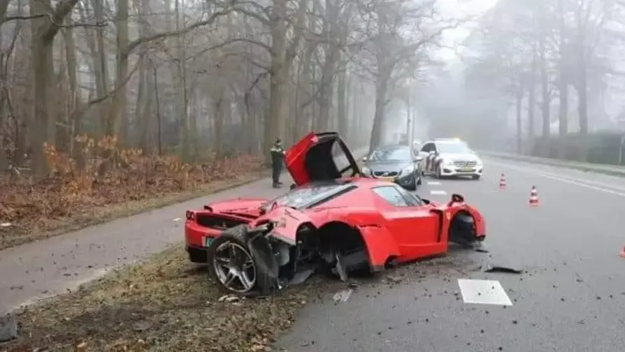 Imagem da notícia: Test-drive de Ferrari rara de R$ 16,6 milhões acaba com carro destruído na Holanda
