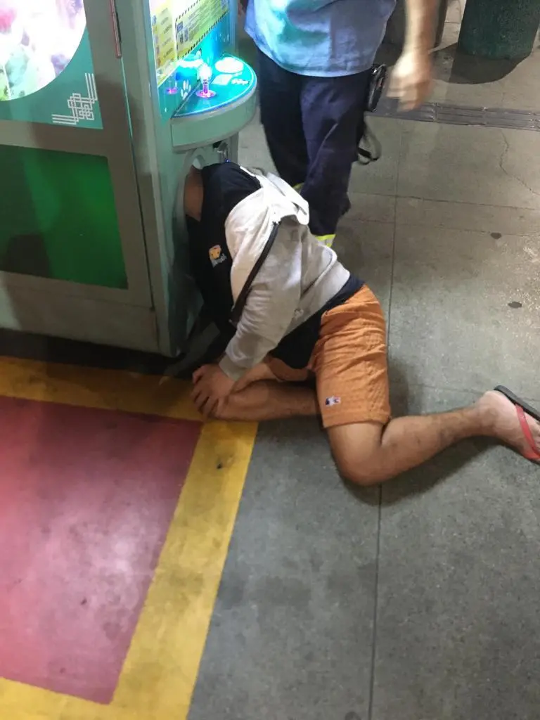 Imagem da notícia: Homem fica preso em máquina de brinquedos no Terminal do Antônio Bezerra, em Fortaleza; veja