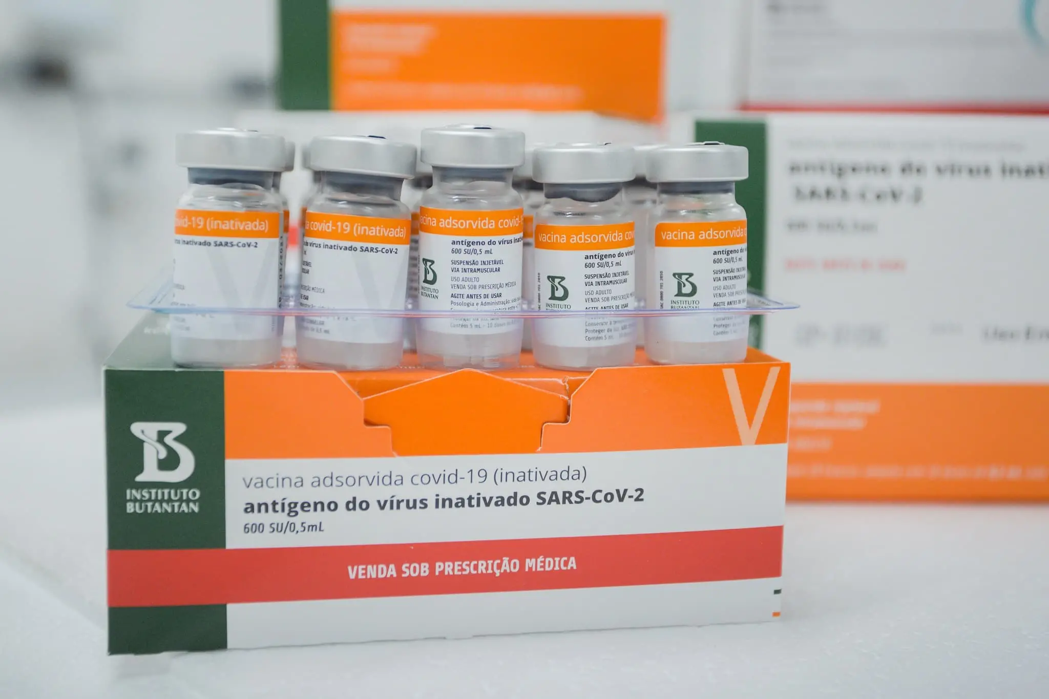 Imagem da notícia: Anvisa aprova uso da CoronaVac em crianças e adolescentes de 6 a 17 anos não imunossuprimidos