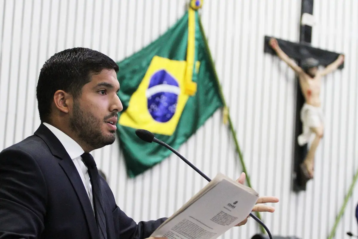 Imagem da notícia: André Fernandes é investigado pelo Ministério Público por suposta funcionária fantasma na AL-CE 