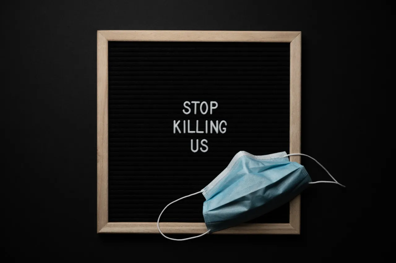 O racismo, por meio de tecnologia sofisticada, naturaliza as desvantagens desses grupos, basta ver os índices de pobreza, desemprego, analfabetismo, violências, letalidade e dificuldade de acesso às vacinas na pandemia da covid-19
