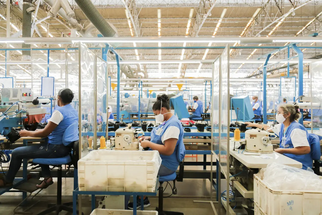 Imagem da notícia: Indústria cearense enfrenta dificuldades com avanço da Ômicron; veja situação por setor