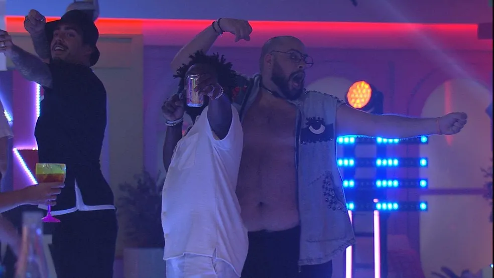 Tiago Abravanel, Pedro Scooby e Douglas Silva brincaram de disparar 'flechas do amor'