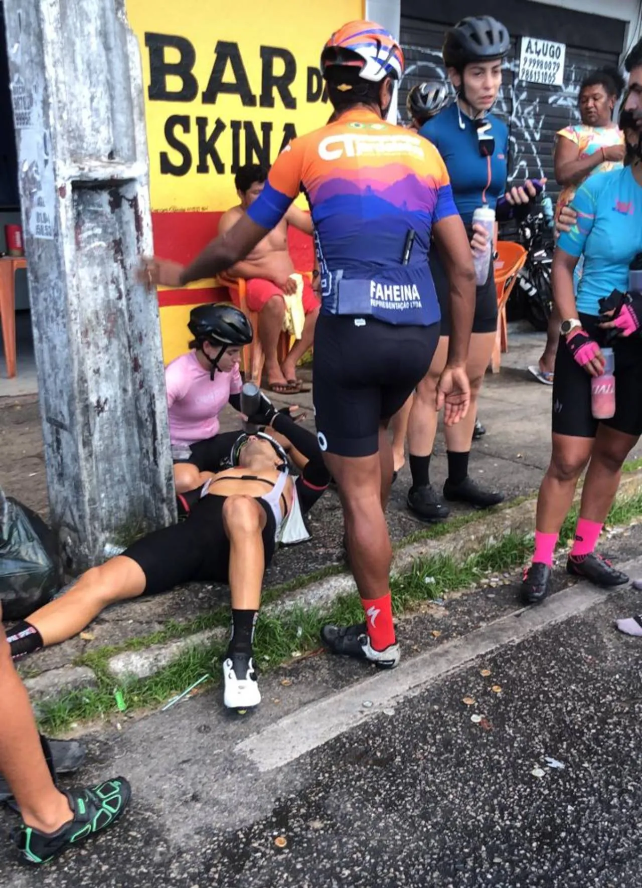 Cerca de dez ciclistas foram colhidos pelo carro, na Avenida Washington Soares
