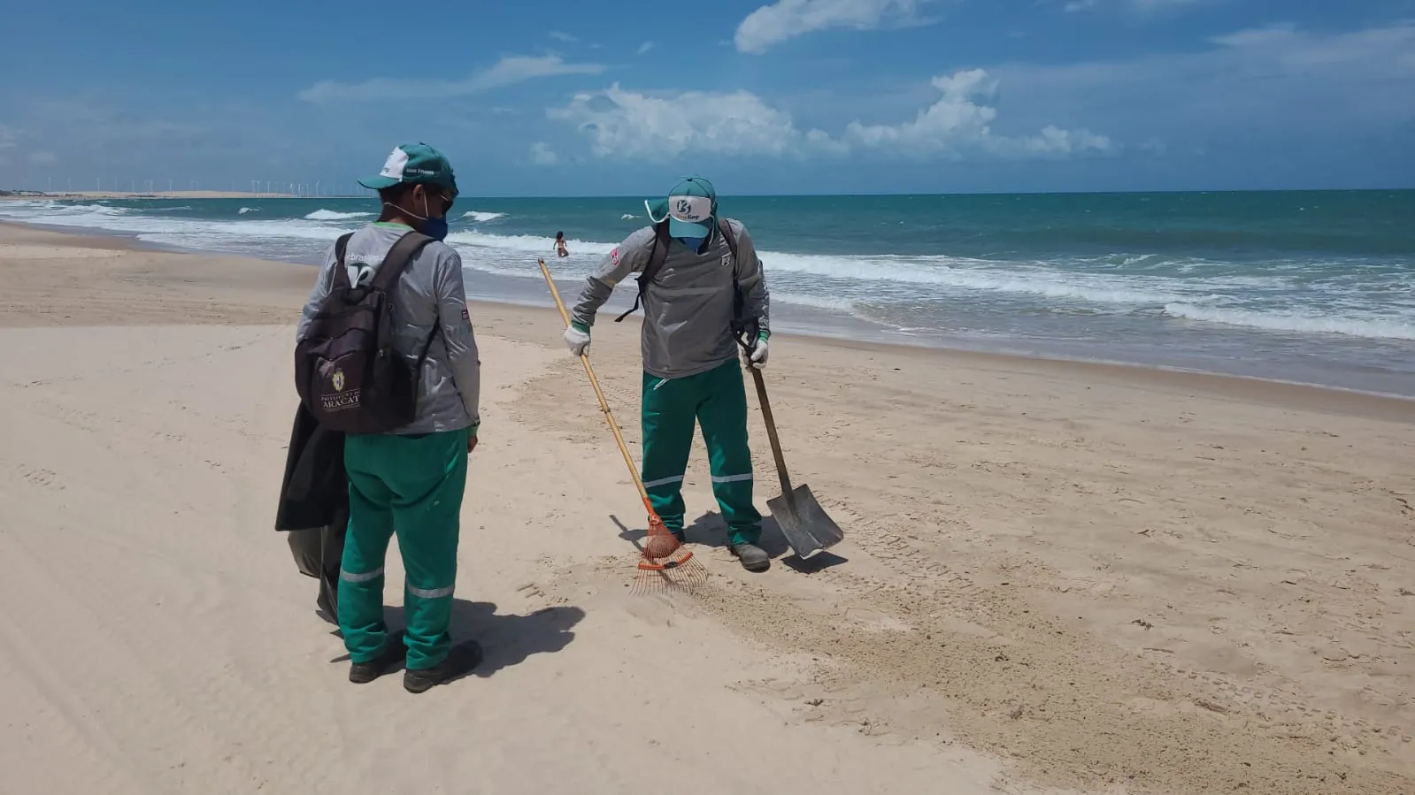 Equipes da Prefeitura de Aracati iniciaram a coleta de parte do material nesta quarta (26)