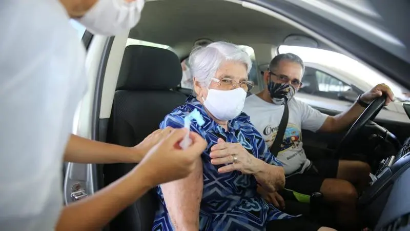 Imagem da notícia: 4ª dose de vacina da Covid-19 em idosos e profissionais da saúde é discutida pelo Governo