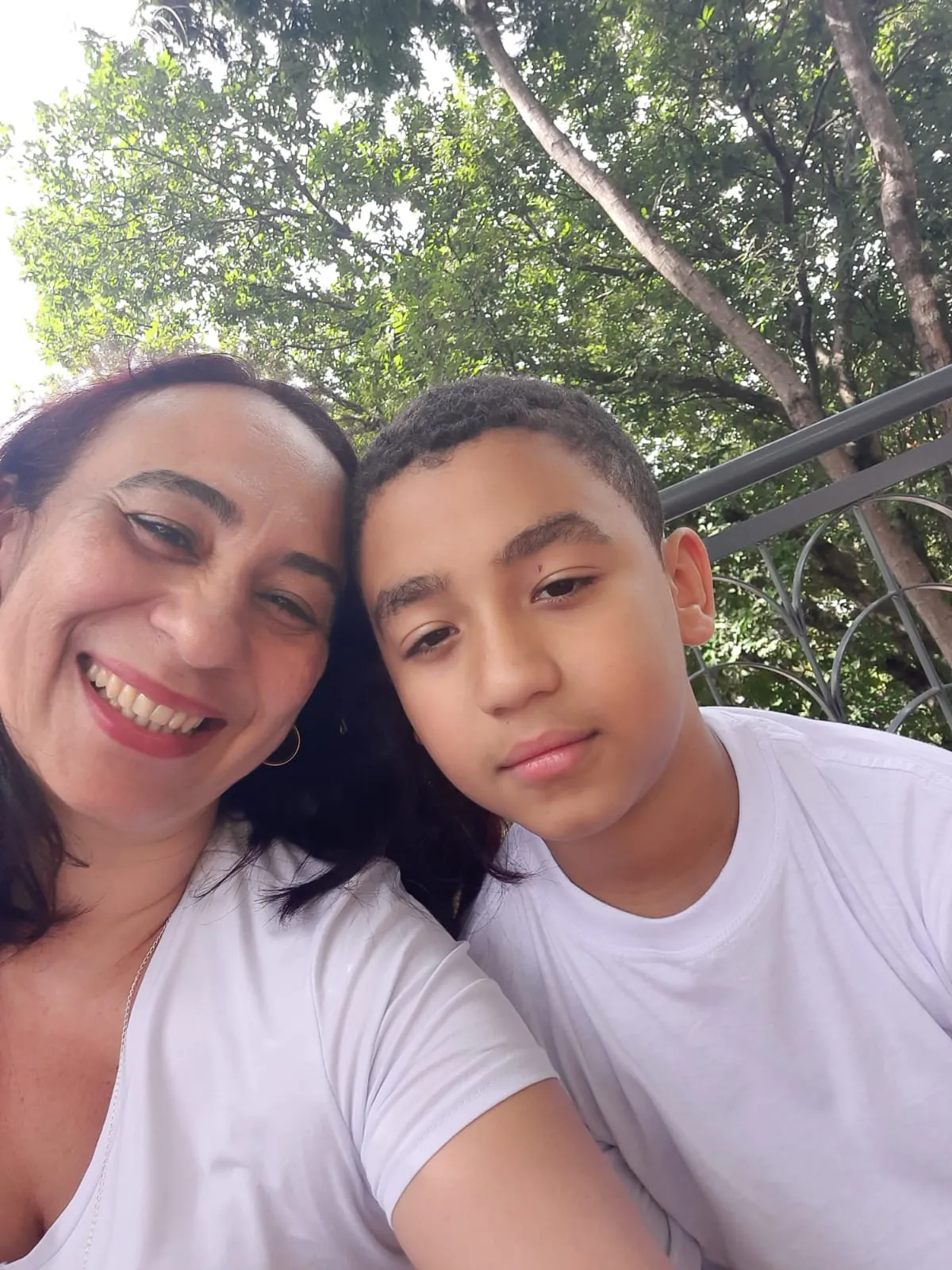 A esteticista Janete e o filho Gabriel, estudante do fundamental.