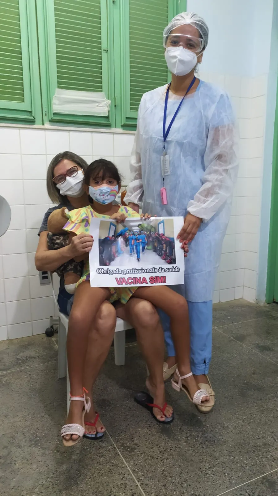 Com as três gerações de mulheres da família vacinadas, Clarissa não conteve a emoção no momento.