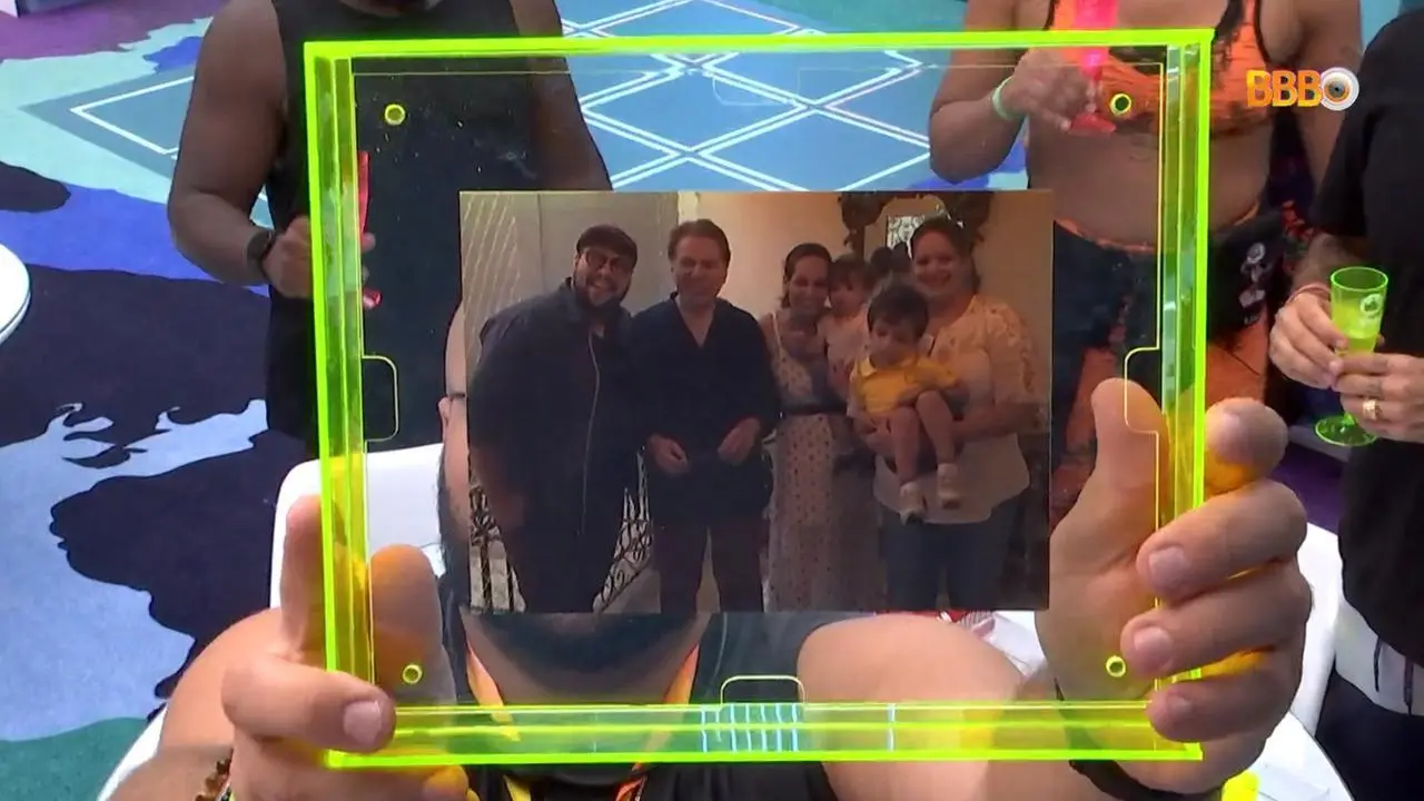Imagem da notícia: Silvio Santos aparece na Globo em foto do líder Tiago Abravanel no BBB 22