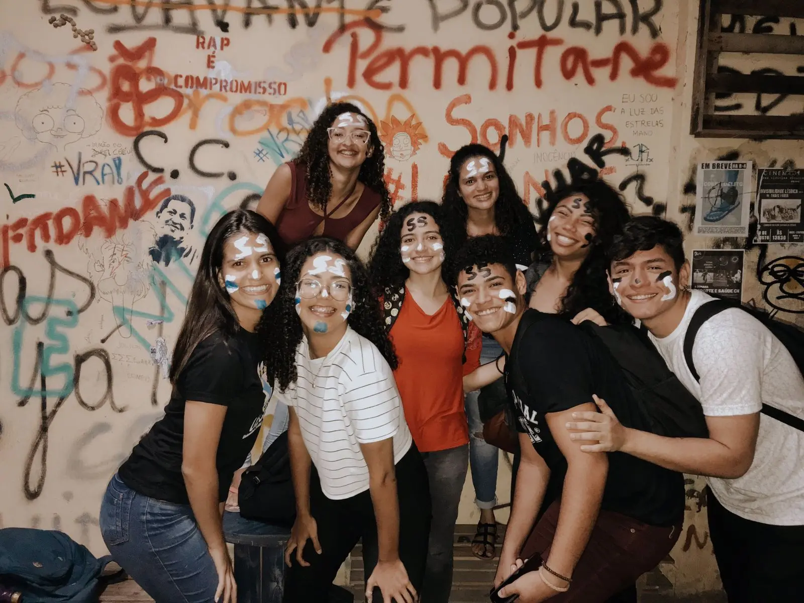 Turma de estudantes de Serviço Social da Uece, com iniciais do curso (SS) pintadas na testa