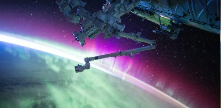 A Starlink é uma constelação de diversos pequenos satélites que orbitam o planeta a uma distância curta