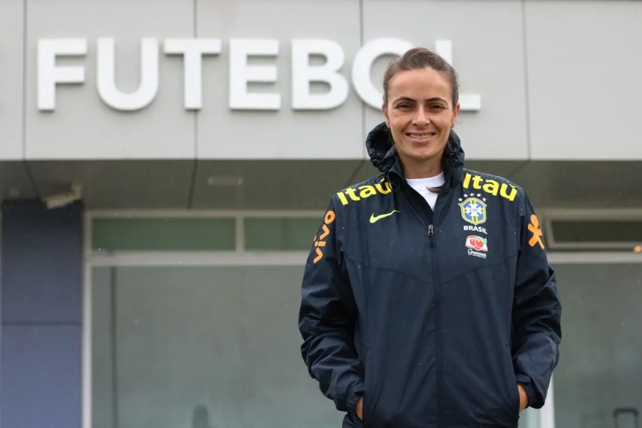 Débora Ventura posa para foto na frente da sede da CBF