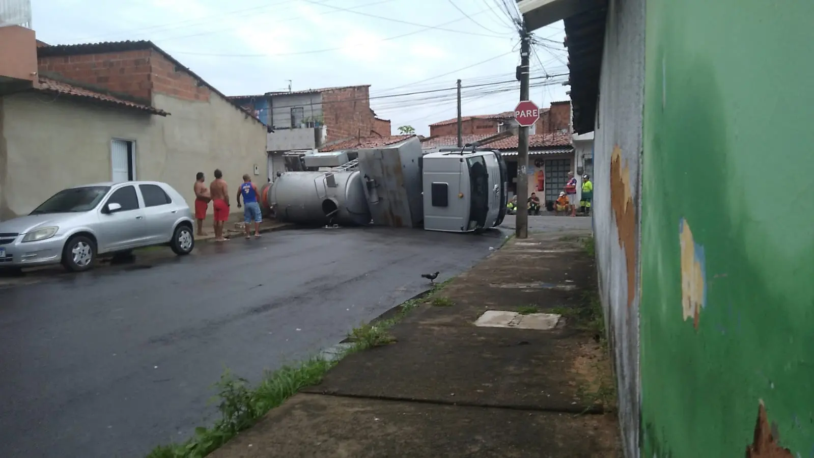 Um pneu traseiro do caminhão ficou preso em um buraco, e o automóvel tombou no cruzamento da Avenida N com a Rua J