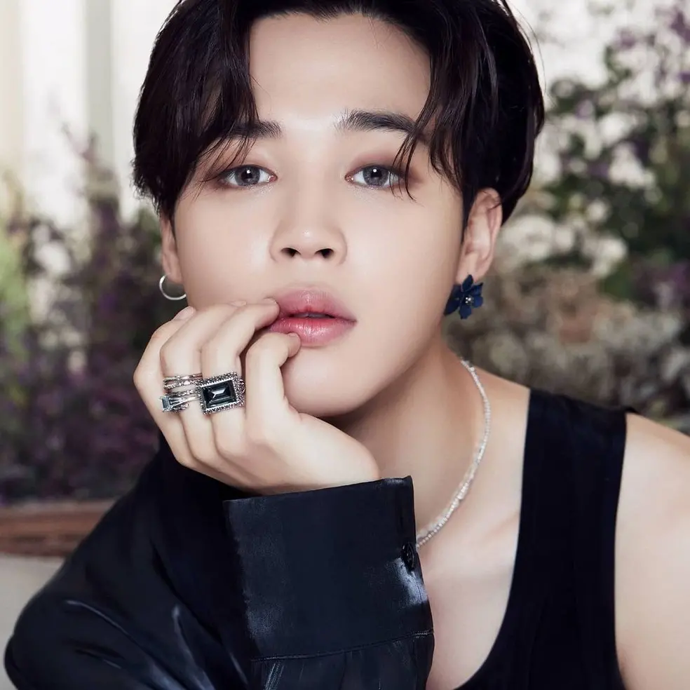 Imagem da notícia: Jimin, do BTS, passa por cirurgia no apêndice e é diagnosticado com Covid-19
