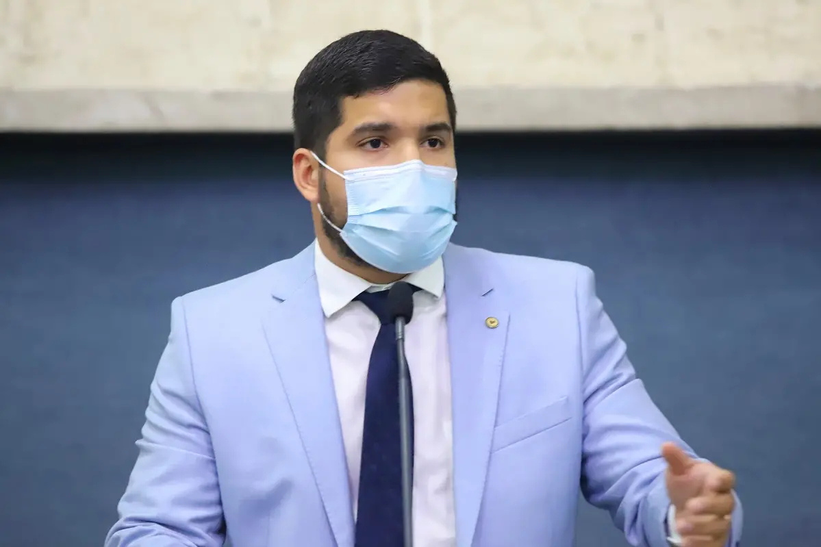 Imagem da notícia: Sem vacinação, André Fernandes é único deputado a não poder ir ao plenário da Assembleia