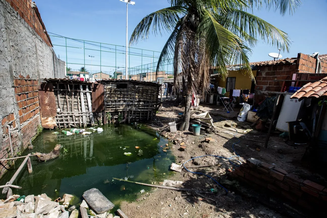 Falta de saneamento e alagamentos afetam estrutura de diversas casas da Comunidade Santa Rita, em Fortaleza