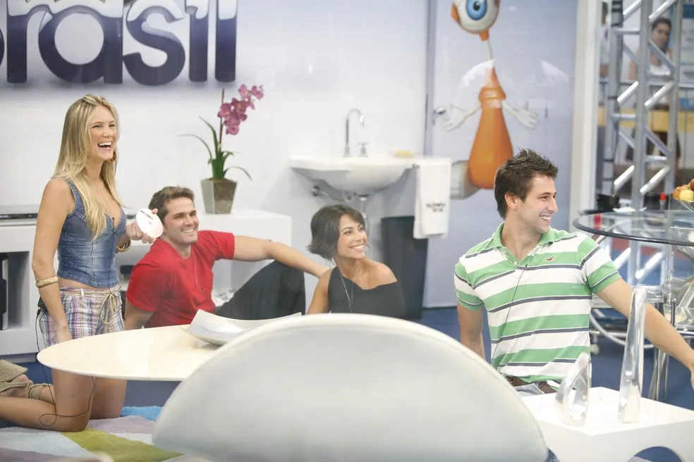 Josiane (in memorian) e Emanuel foram os escolhidos para entrar no reality após participarem da primeira Casa de Vidro