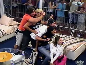 Participantes eliminados no primeiro mês do BBB 11 foram confinados na Casa de Vidro para uma segunda chance