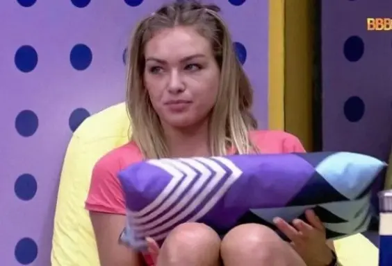 Imagem da notícia: Bárbara chora ao ser alertada sobre risco de expulsão no BBB 22