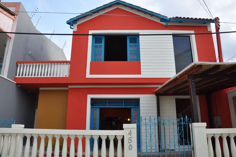 Imagem da notícia: Com nome inspirado em canção de Belchior, nova livraria de rua promove encontros na Praia de Iracema