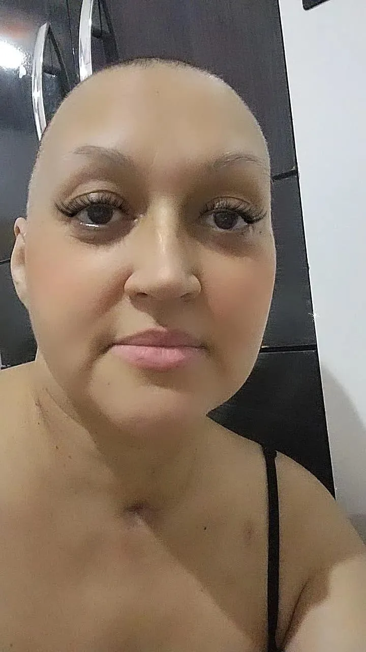 De sorriso frouxo, Izabel brinca durante a entrevista: “vou te mandar uma foto minha com filtro, porque eu não sou nem obrigada a ser feia na vida”