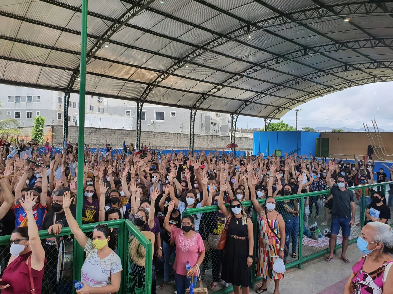 Imagem da notícia: Cerca de mil professores de Maracanaú deflagram greve após baixo reajuste salarial 
