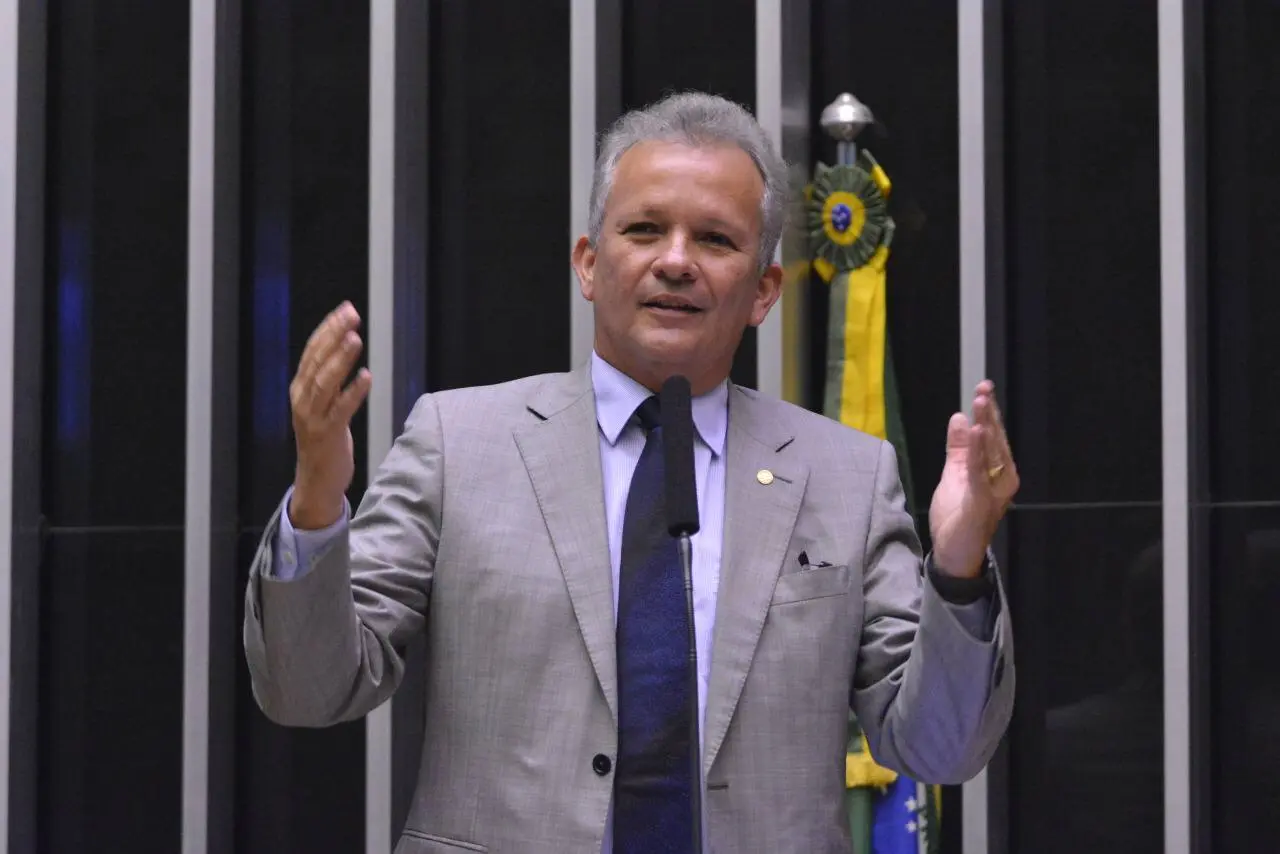 Imagem da notícia: Ao assumir liderança, deputado cearense terá papel estratégico para o PDT no ano eleitoral
