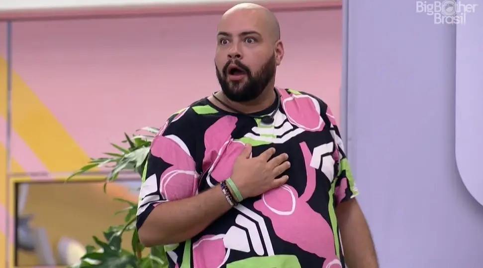 Imagem da notícia: Tiago Abravanel é avisado por Larissa, da Casa de Vidro, que Silvio Santos está orgulhoso dele