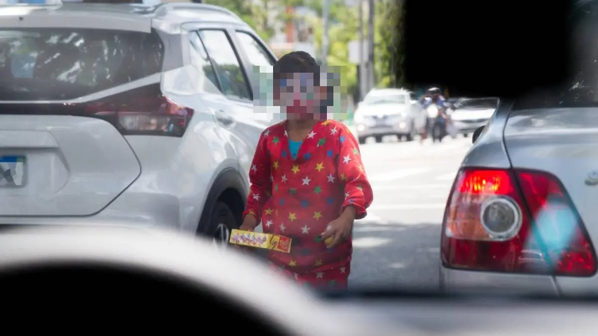 Criança vendendo balas