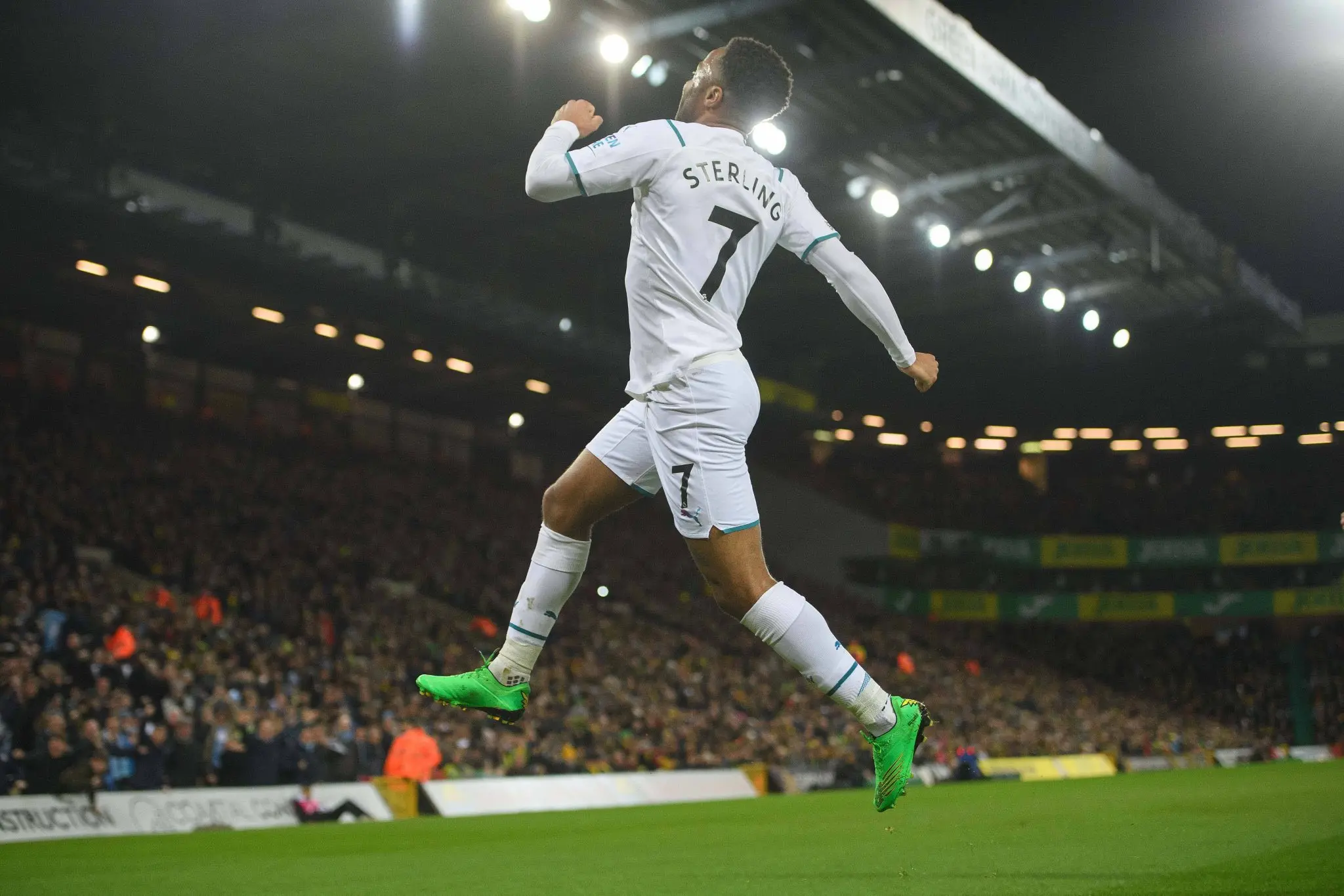 Imagem da notícia: Manchester City goleia Norwich com três gols de Sterling e mantém folga no Inglês