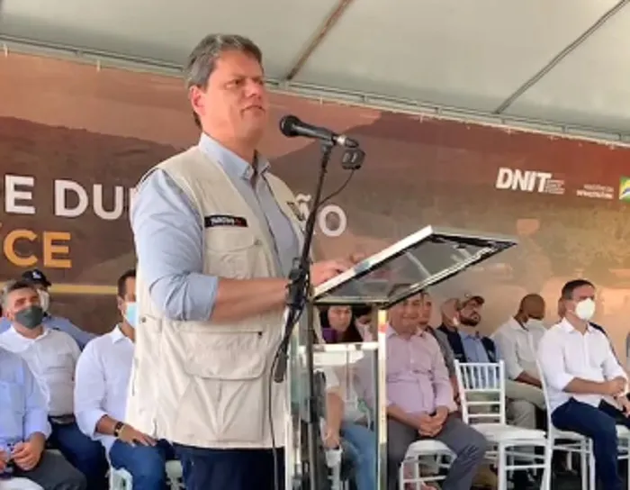 O ministro garantiu que as pendências para a última parte da obra já foram resolvidas e que o trecho será retomado