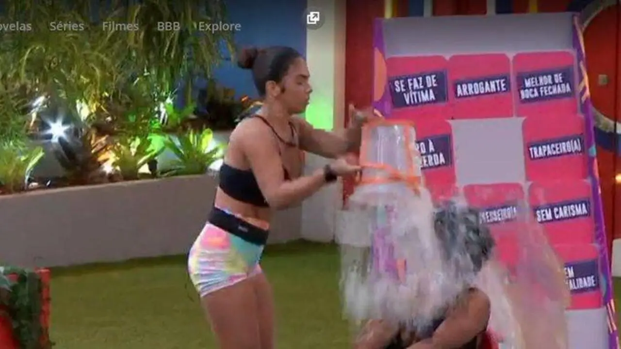 Imagem da notícia: Internautas pedem expulsão de Maria no BBB 22 após cantora acertar balde na cabeça de Natália