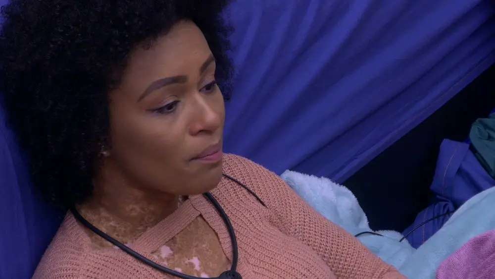 Imagem da notícia: Natália chora durante madrugada no BBB 22 por ataques no jogo da discórdia