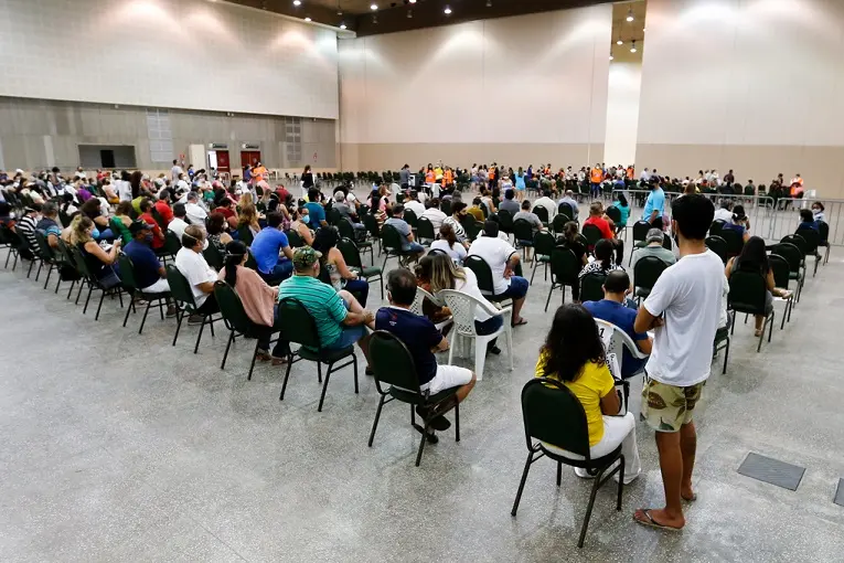 Imagem da notícia: Casos de Covid-19 caem no Ceará e cenário mostra terceira onda mais curta que 2020 e 2021