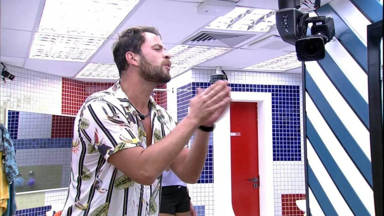Imagem da notícia: Larissa e Gustavo, do BBB 22, têm 1ª briga no confinamento