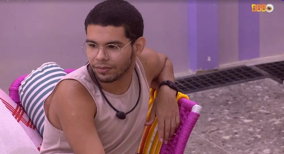 Imagem da notícia: Vyni vira alvo de piadas por relação com Eli no BBB 22 e equipe se posiciona: 'cadê empatia?'