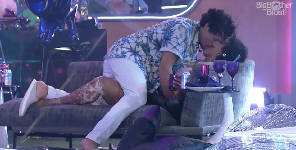 Imagem da notícia: Com boca sangrando por quadro de herpes, Eliezer causa polêmica ao beijar Natália no BBB 22